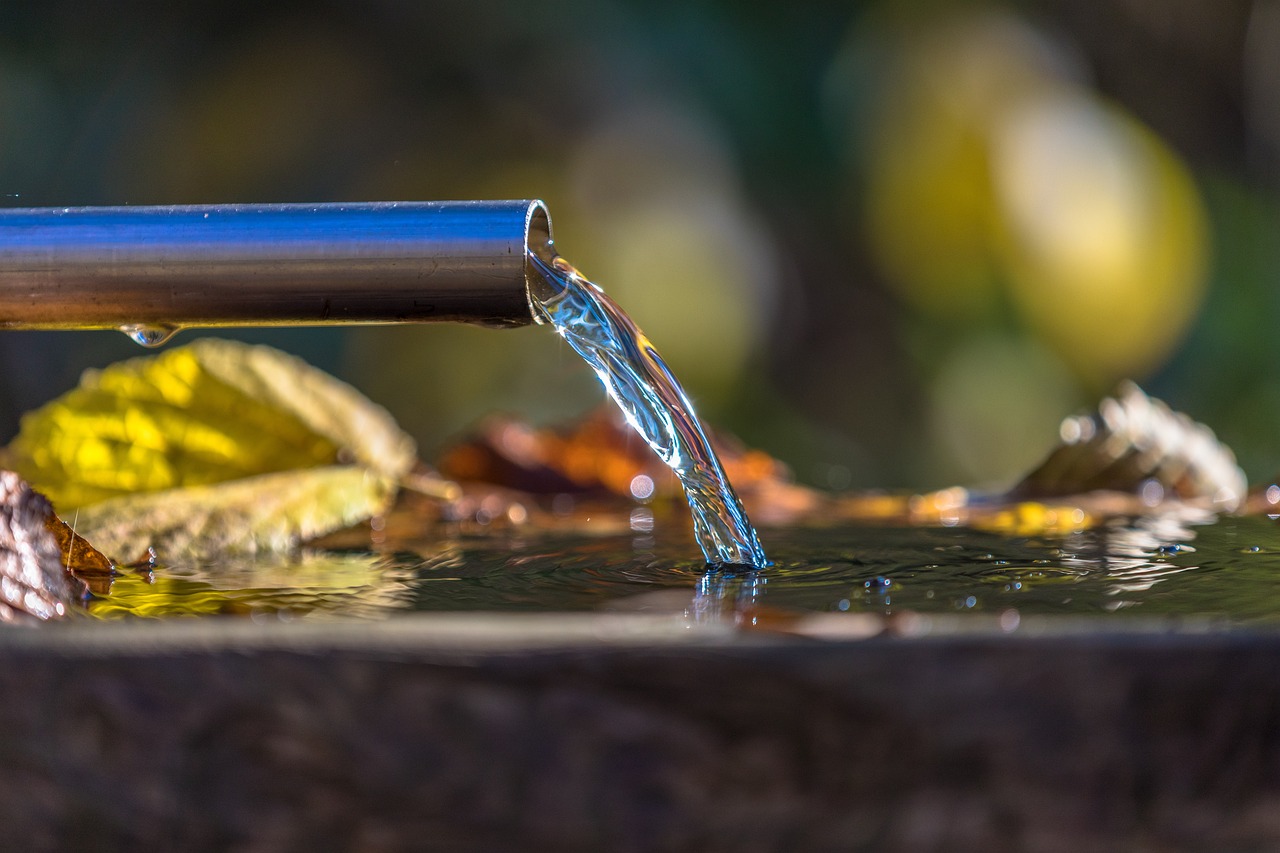 Wasser fließt: Gefahr für Privathaushalte